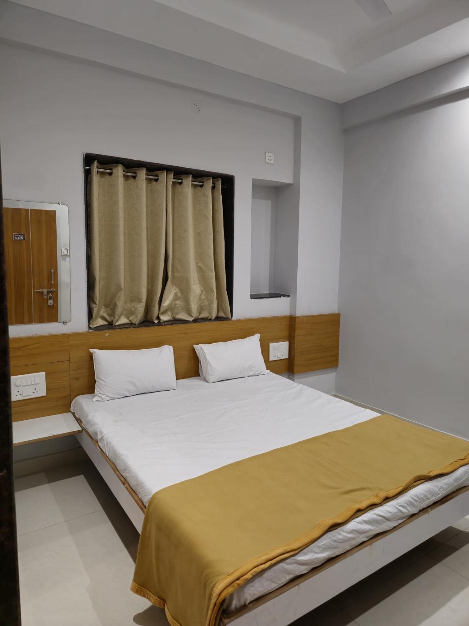 Vivanta Inn Lodge, سولابور المظهر الخارجي الصورة